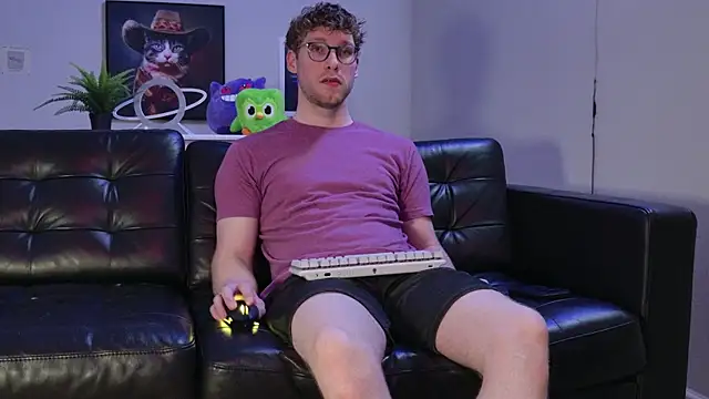 Snapshot of BlueEyedTallGuy94 chatting on October 2025 12:42:02 AM BlueEyedTallGuy94 online show from October 2025 12:42:02 AM