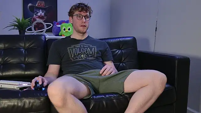 Snapshot of BlueEyedTallGuy94 chatting on October 2025 01:06:02 AM BlueEyedTallGuy94 online show from October 2025 01:06:02 AM