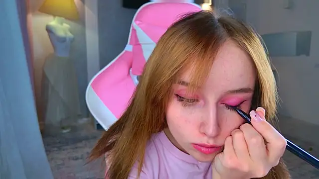 Snapshot of b4by_LoL1 chatting on November 2025 03:00:02 PM b4by LoL1 online show from November 2025 03:00:02 PM