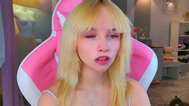 b4by LoL1 online show from February 2026 01:20:02 PM