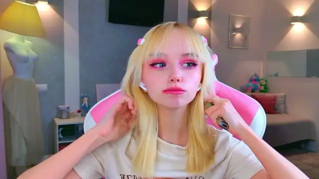 b4by LoL1 online show from February 2026 02:41:02 PM