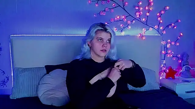 JoannLowe online show from December 2025 08:52:01 PM