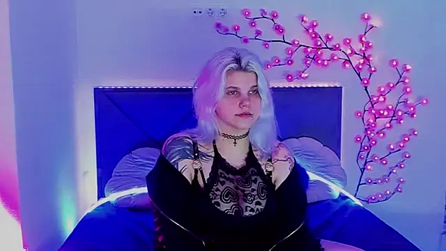 Snapshot of JoannLowe chatting on May 2026 07:33:02 PM JoannLowe online show from May 2026 07:33:02 PM