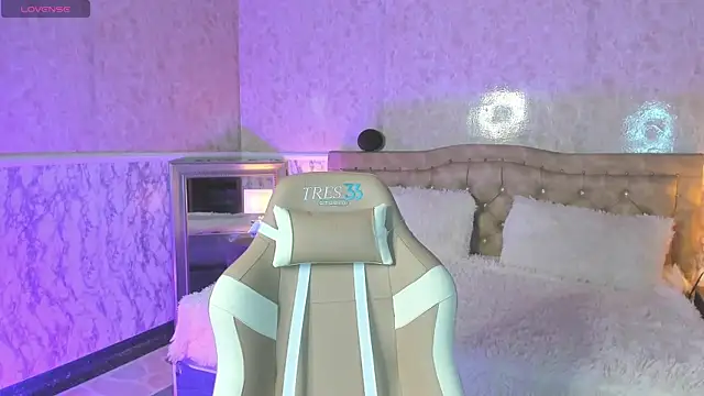 Snapshot of VICTORIA_HOUSTON chatting on October 2025 01:43:02 PM VICTORIA HOUSTON online show from October 2025 01:43:02 PM