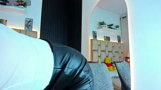 little sophie18 online show from February 2026 07:25:01 PM