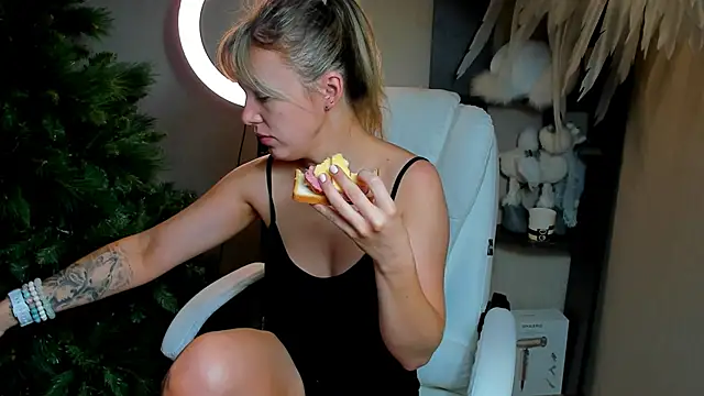 foxy blond online show from December 2025 12:22:02 AM