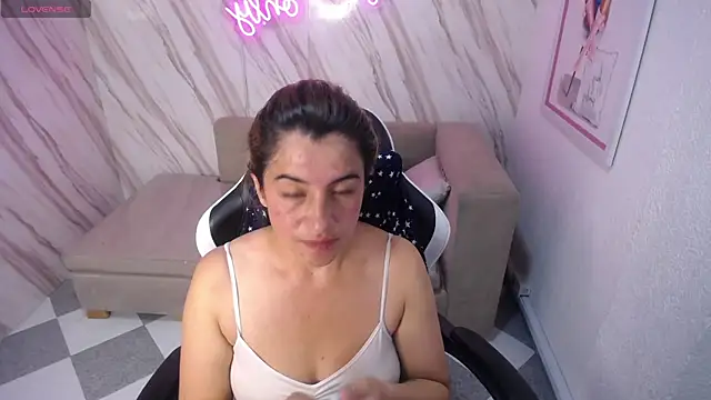 Snapshot of Valerie_b chatting on February 2025 07:37:01 PM Valerie b online show from February 2025 07:37:01 PM