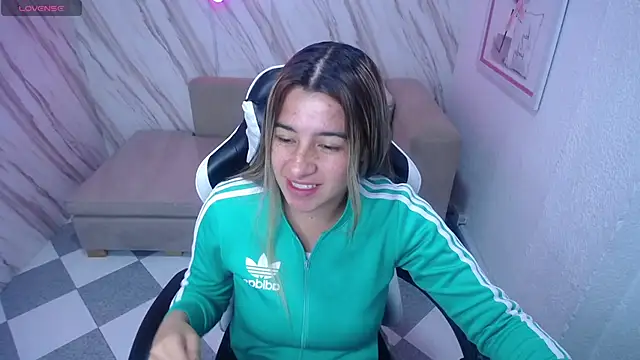 Snapshot of Valerie_b chatting on February 2025 03:07:01 AM Valerie b online show from February 2025 03:07:01 AM