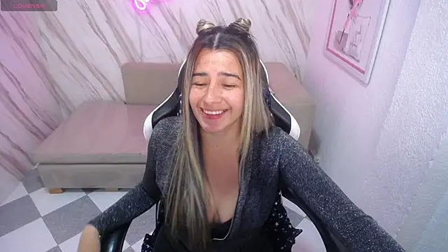 Snapshot of Valerie_b chatting on February 2025 03:10:02 AM Valerie b online show from February 2025 03:10:02 AM