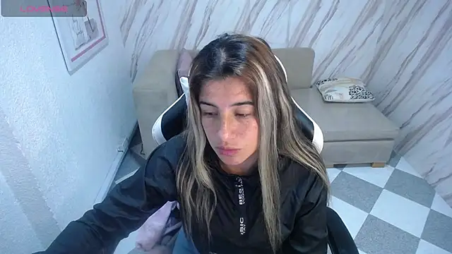 Snapshot of Valerie_b chatting on February 2025 04:50:01 AM Valerie b online show from February 2025 04:50:01 AM