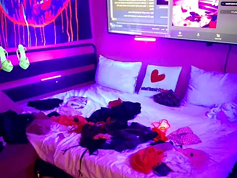 KRYZTALYNXXX online show from April 2026 05:08:02 PM