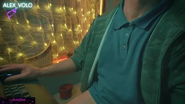 Snapshot of alex-volo chatting on December 2024 04:42:02 AM alex-volo online show from December 2024 04:42:02 AM