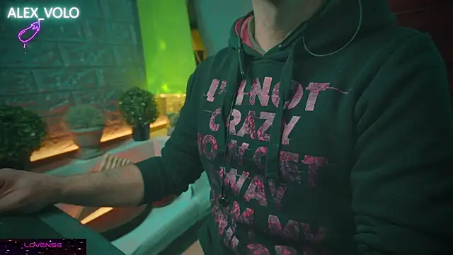 Snapshot of alex-volo chatting on January 2025 04:21:01 PM alex-volo online show from January 2025 04:21:01 PM