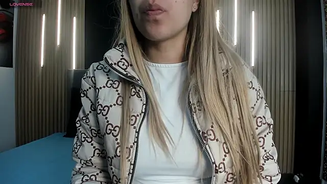 EvaaLovia1 online show from April 2026 01:24:01 PM