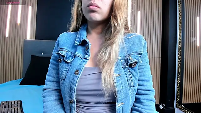 EvaaLovia1 online show from April 2026 01:34:02 PM