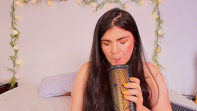 Amara vega online show from April 2026 04:33:01 PM