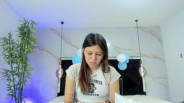 Snapshot of AngelaaCute_ chatting on October 2025 12:17:01 PM AngelaaCute online show from October 2025 12:17:01 PM