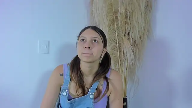 Snapshot of AngelaaCute_ chatting on March 2025 12:11:02 PM AngelaaCute online show from March 2025 12:11:02 PM