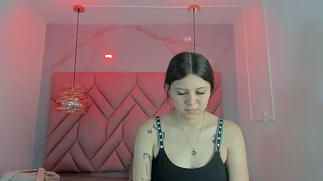 Snapshot of AngelaaCute_ chatting on May 2026 06:18:01 PM AngelaaCute online show from May 2026 06:18:01 PM