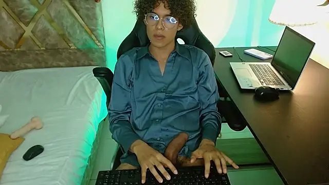 nickolas moon online show from December 2024 12:11:01 AM