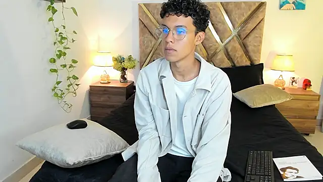 nickolas moon online show from October 2025 09:03:01 PM