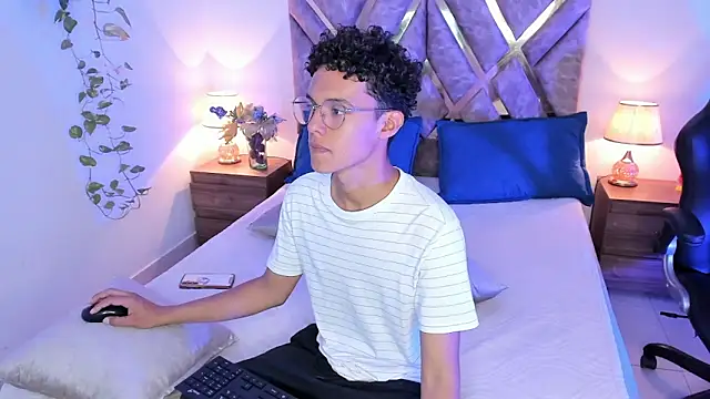 nickolas moon online show from October 2025 07:55:01 PM