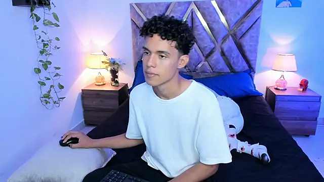 nickolas moon online show from October 2025 10:11:01 PM