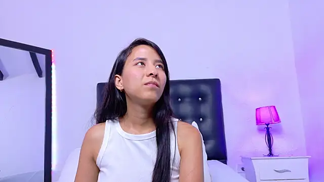 Skinny hottie18 online show from November 2025 08:25:01 PM