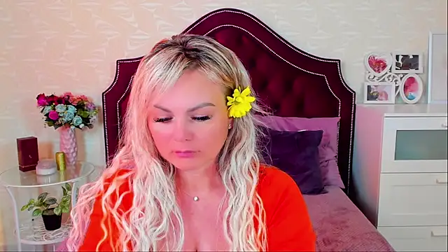 Snapshot of candy_queeen chatting on March 2025 12:14:02 PM candy queeen online show from March 2025 12:14:02 PM