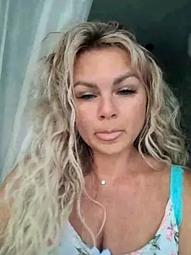 Snapshot of candy_queeen chatting on March 2025 03:20:01 AM candy queeen online show from March 2025 03:20:01 AM