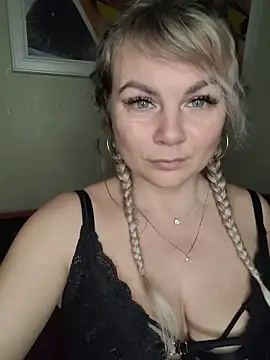 candy queeen online show from November 2025 02:55:02 AM