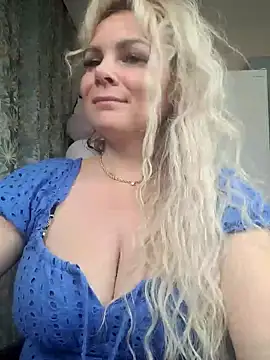 Snapshot of candy_queeen chatting on February 2025 02:50:02 AM candy queeen online show from February 2025 02:50:02 AM