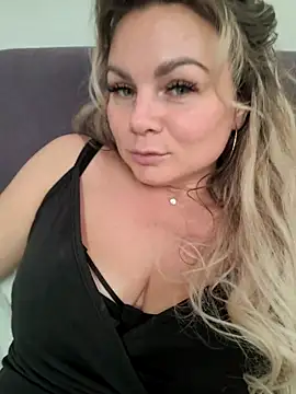 Snapshot of candy_queeen chatting on October 2025 04:47:02 AM candy queeen online show from October 2025 04:47:02 AM