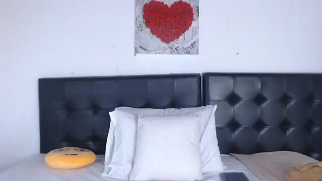 Snapshot of Amara_Red chatting on November 2025 11:36:01 AM Amara Red online show from November 2025 11:36:01 AM