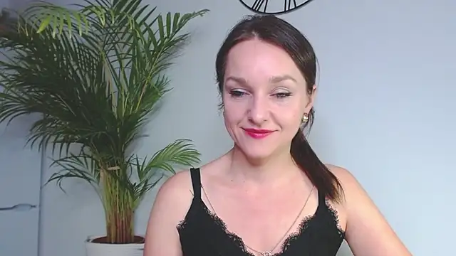 Snapshot of AliciaDesire chatting on December 2024 06:31:02 PM AliciaDesire online show from December 2024 06:31:02 PM