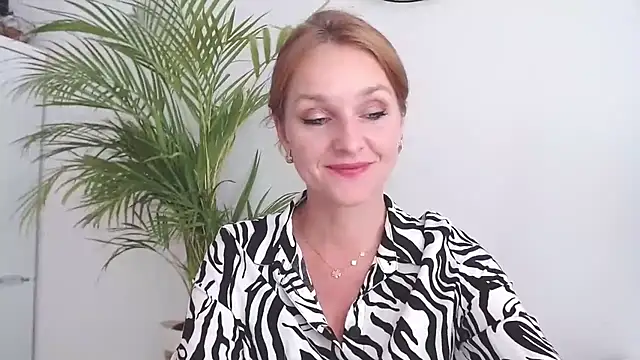 Snapshot of AliciaDesire chatting on September 2025 01:39:01 PM AliciaDesire online show from September 2025 01:39:01 PM