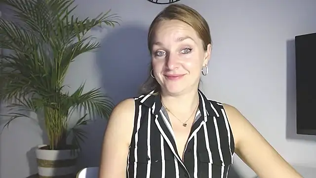 Snapshot of AliciaDesire chatting on December 2025 07:19:01 AM AliciaDesire online show from December 2025 07:19:01 AM