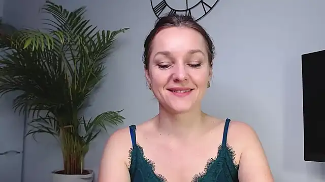 Snapshot of AliciaDesire chatting on January 2025 08:00:02 AM AliciaDesire online show from January 2025 08:00:02 AM