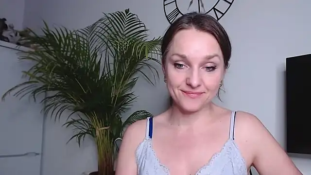 Snapshot of AliciaDesire chatting on February 2025 06:30:01 PM AliciaDesire online show from February 2025 06:30:01 PM