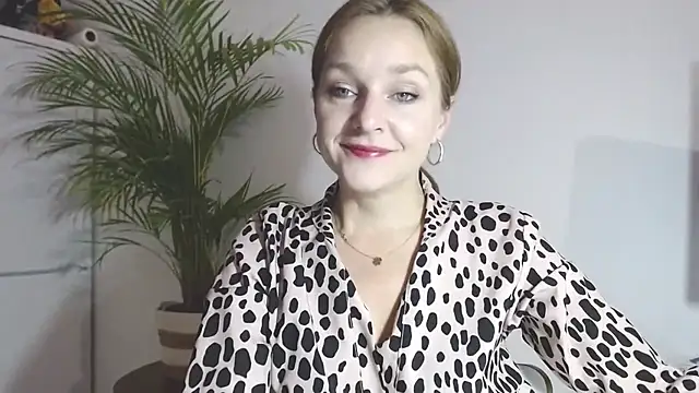 Snapshot of AliciaDesire chatting on December 2025 06:56:01 AM AliciaDesire online show from December 2025 06:56:01 AM