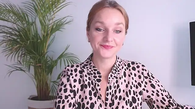 Snapshot of AliciaDesire chatting on October 2025 06:55:01 AM AliciaDesire online show from October 2025 06:55:01 AM