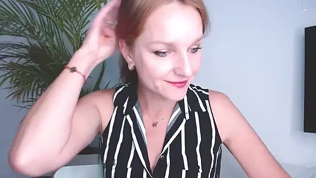 Snapshot of AliciaDesire chatting on September 2025 05:57:01 AM AliciaDesire online show from September 2025 05:57:01 AM