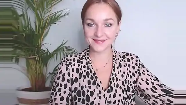 Snapshot of AliciaDesire chatting on November 2025 07:01:01 AM AliciaDesire online show from November 2025 07:01:01 AM