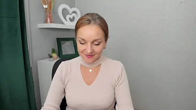 Snapshot of AliciaDesire chatting on October 2025 05:40:02 AM AliciaDesire online show from October 2025 05:40:02 AM