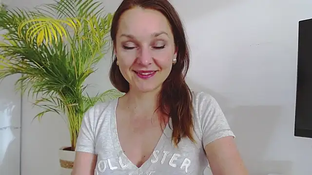 Snapshot of AliciaDesire chatting on March 2025 03:44:01 PM AliciaDesire online show from March 2025 03:44:01 PM