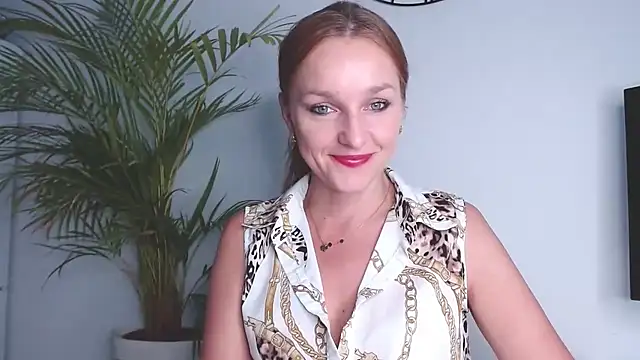 Snapshot of AliciaDesire chatting on October 2025 06:07:02 AM AliciaDesire online show from October 2025 06:07:02 AM