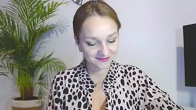 Snapshot of AliciaDesire chatting on November 2025 06:56:02 AM AliciaDesire online show from November 2025 06:56:02 AM