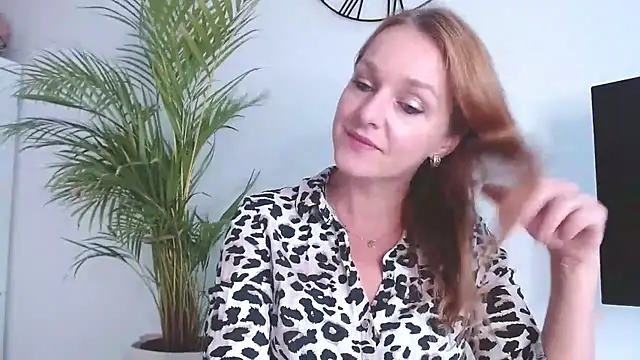 Snapshot of AliciaDesire chatting on October 2025 01:54:01 PM AliciaDesire online show from October 2025 01:54:01 PM