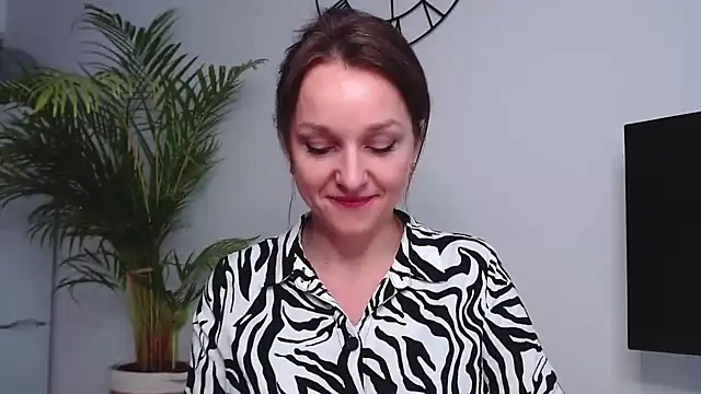Snapshot of AliciaDesire chatting on January 2025 11:10:02 AM AliciaDesire online show from January 2025 11:10:02 AM