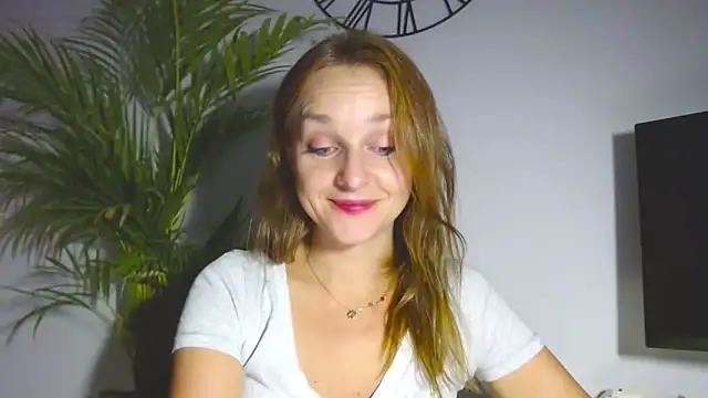 Snapshot of AliciaDesire chatting on November 2025 03:27:02 PM AliciaDesire online show from November 2025 03:27:02 PM